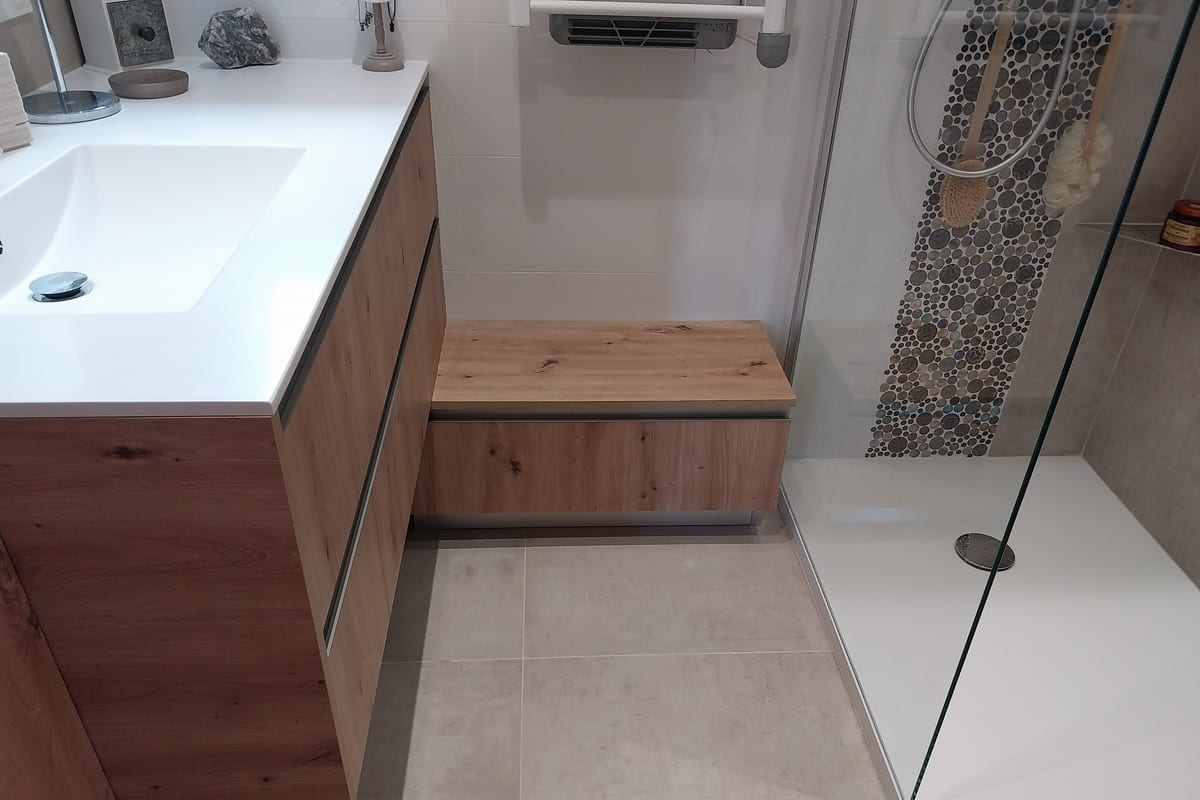 Salle de bains aménagée avec mobilier bois et douche à l'italienne