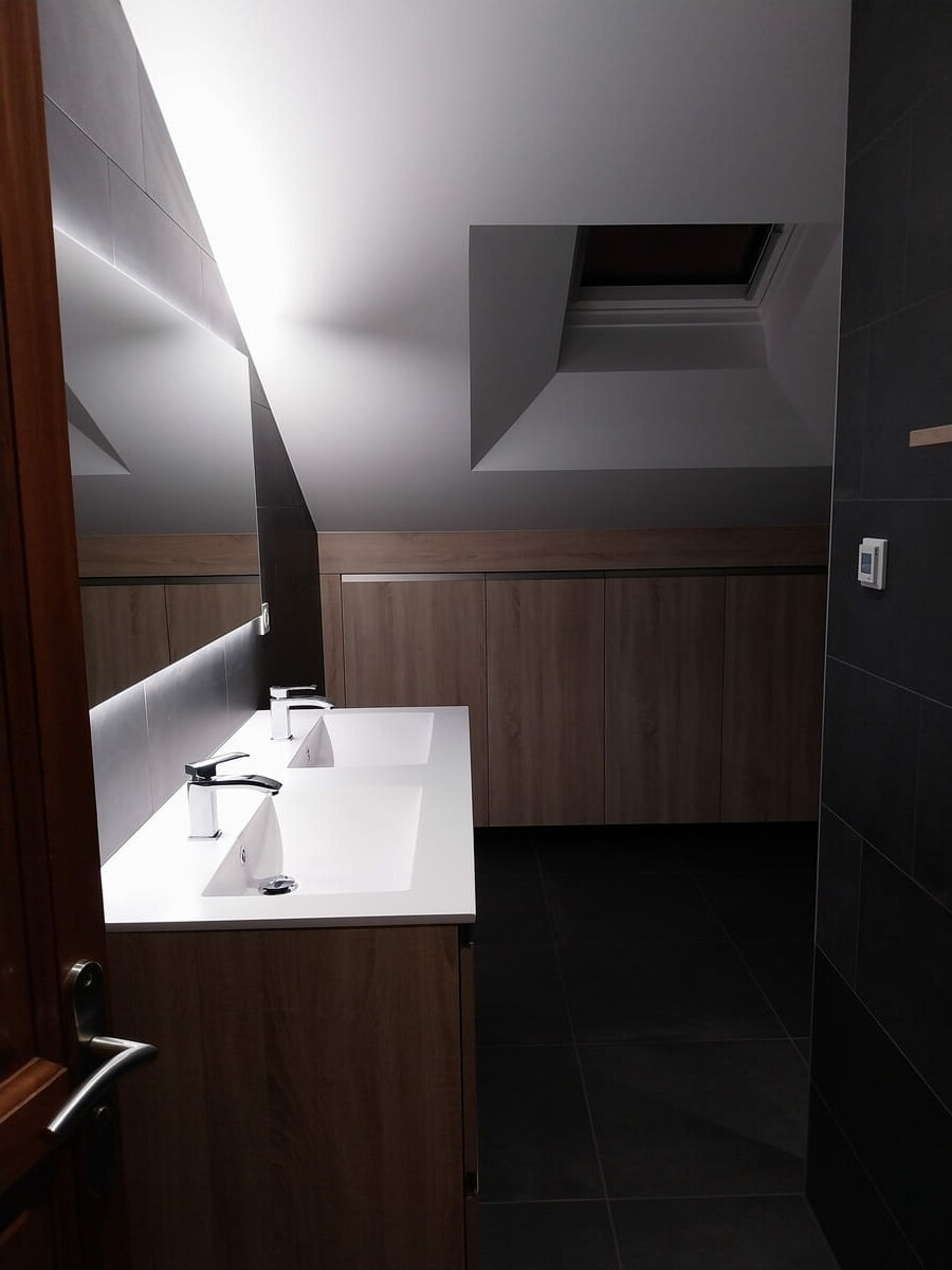 Aménagement d’une salle de bains sous combles avec double vasque et rangements sur mesure